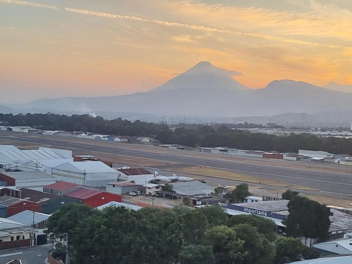 Amazing Volcano Views In Front Of Airport 과테말라 외부 사진