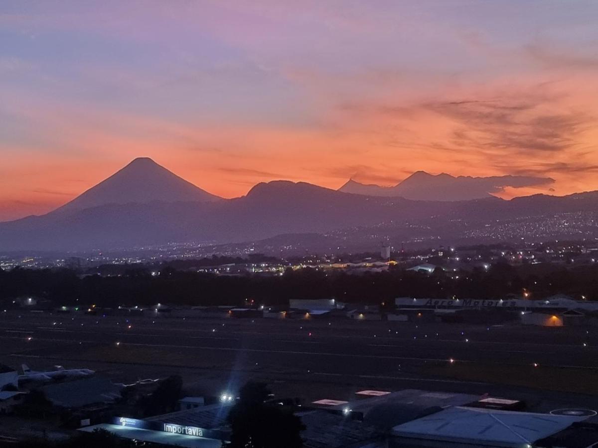 Amazing Volcano Views In Front Of Airport 과테말라 외부 사진
