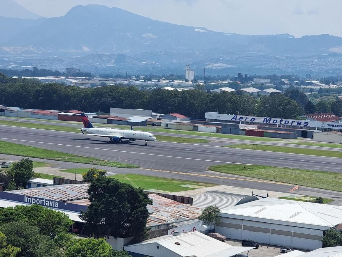Amazing Volcano Views In Front Of Airport 과테말라 외부 사진