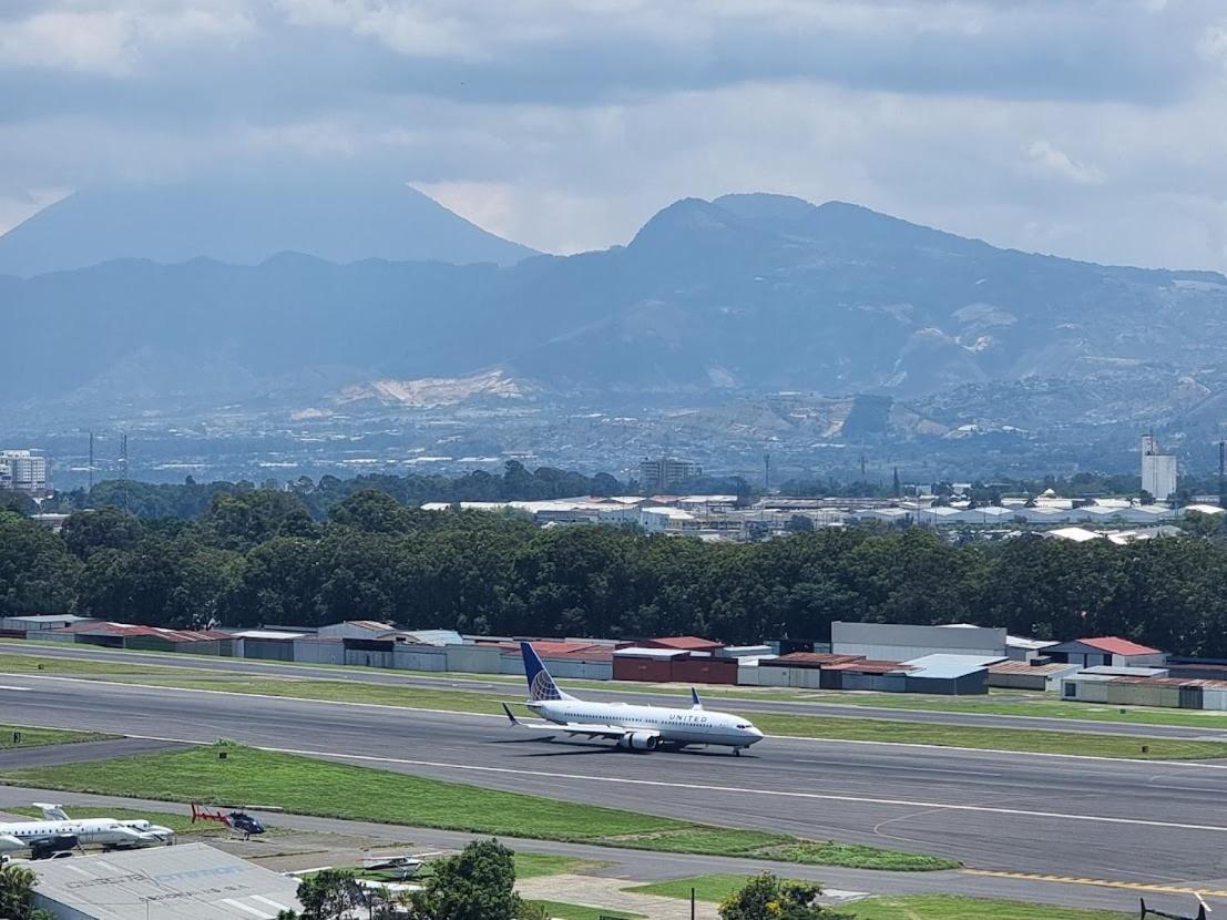 Amazing Volcano Views In Front Of Airport 과테말라 외부 사진