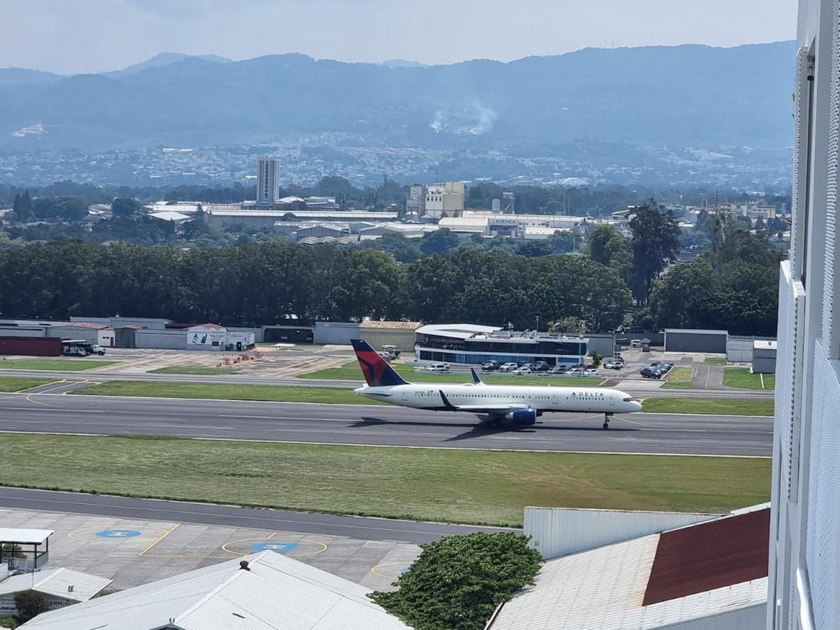 Amazing Volcano Views In Front Of Airport 과테말라 외부 사진