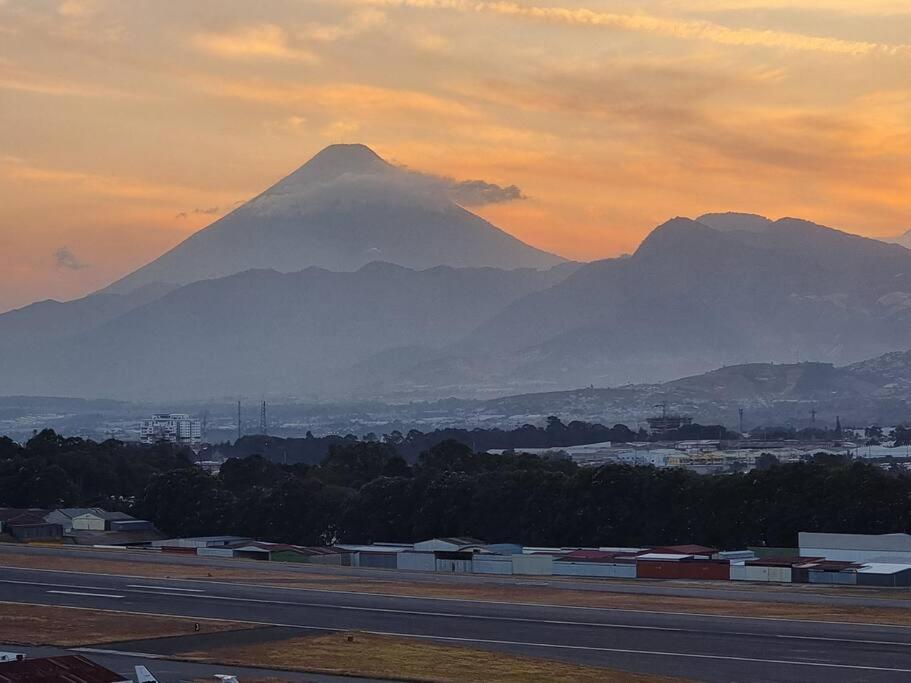 Amazing Volcano Views In Front Of Airport 과테말라 외부 사진