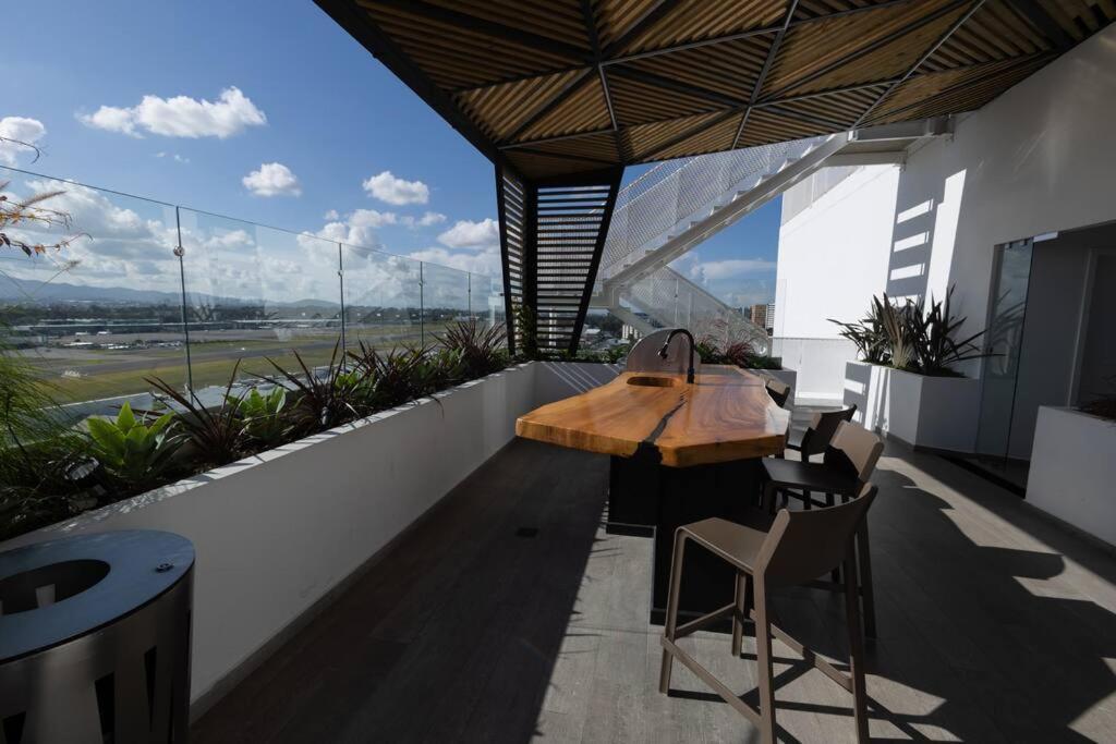 Amazing Volcano Views In Front Of Airport 과테말라 외부 사진