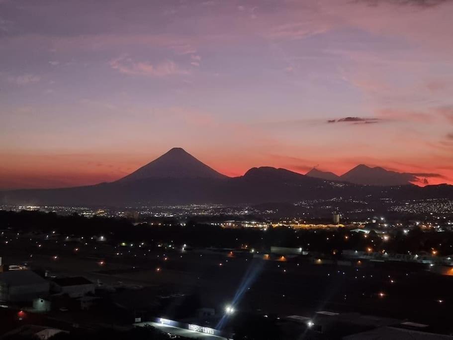 Amazing Volcano Views In Front Of Airport 과테말라 외부 사진